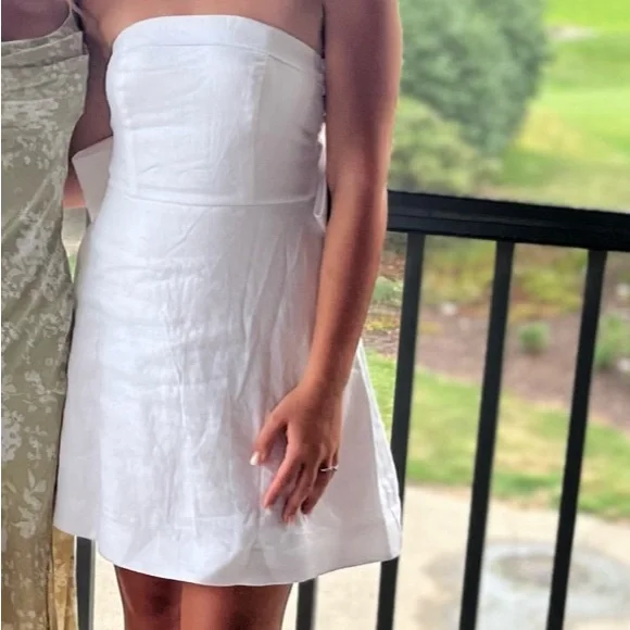 Elegant White Strapless Dress - Picture 2 of 5